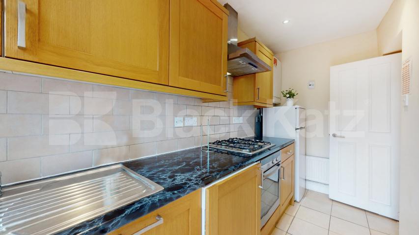 Stylish 3 Bedroom Flat on Quiet Residential Street Rochester Road, Camden